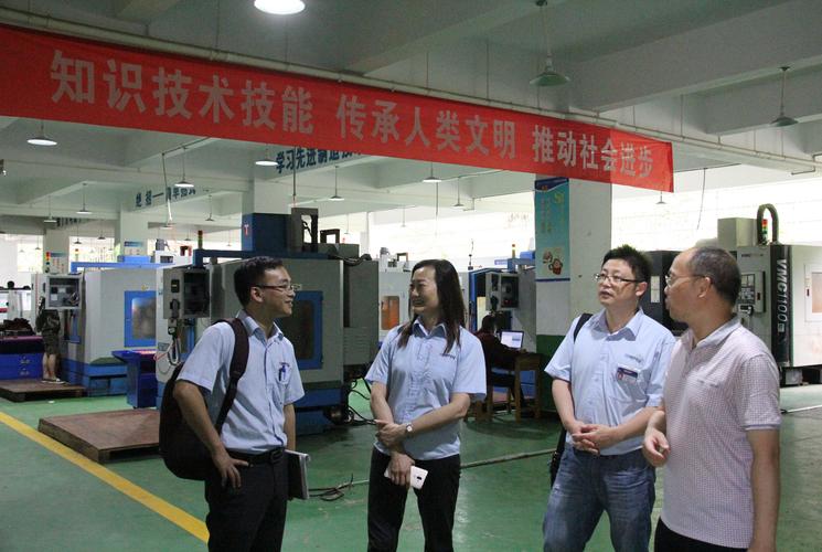 工务部樊哲享经理对机电工程系实训条件给予了高度评价并不时咨询实训